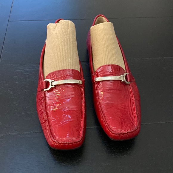 Stuart Weitzman Red Patent Loafers. Made in Spain. Size 8.5 Narrow - Picture 4 of 16